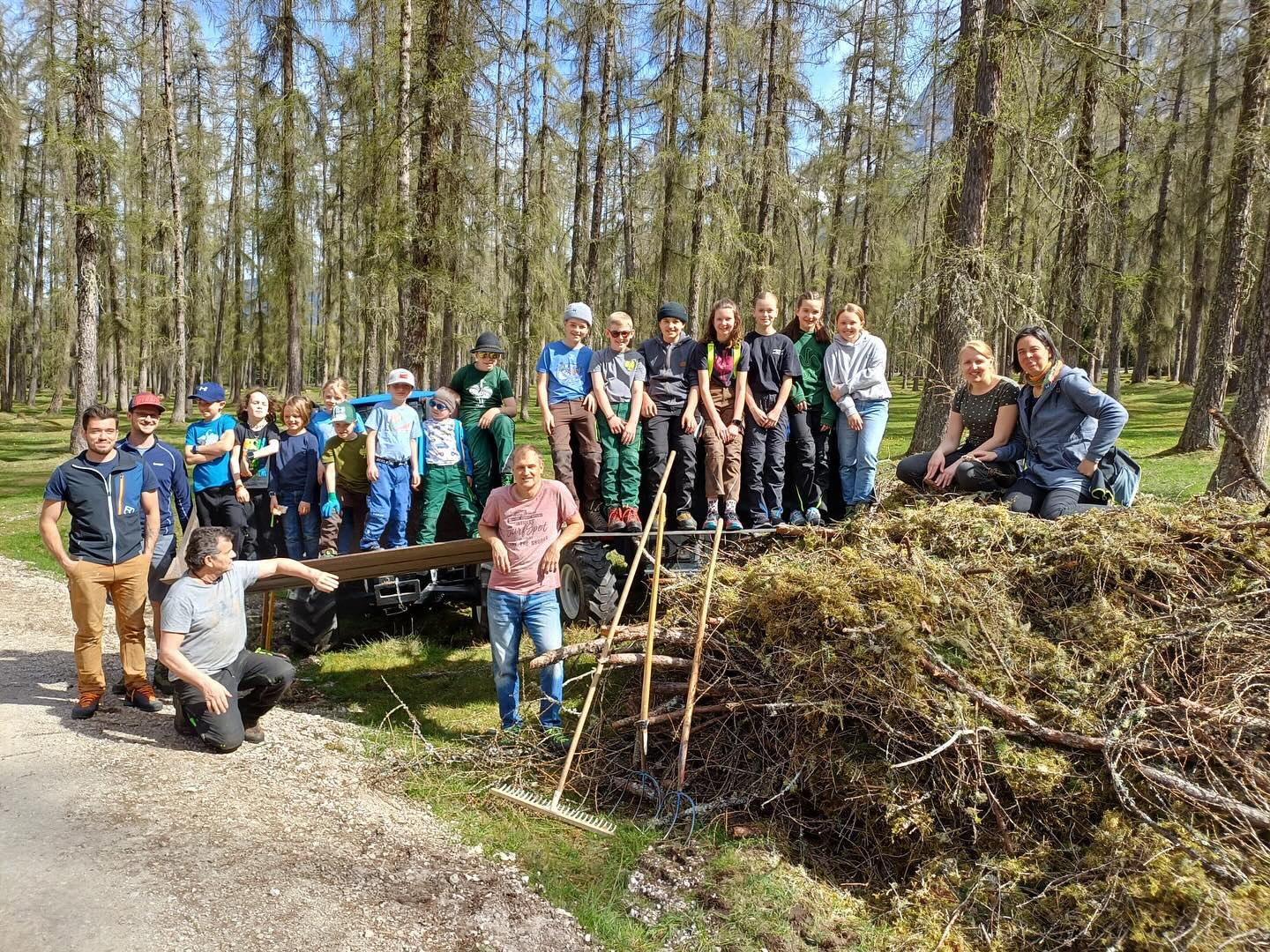ECE-LÄRCHLIRECHEN - letzten Samstag wurde wieder mit vielen fleißigen Helfern der Lärchenwald aufgeräumt 🌲 danke für die...